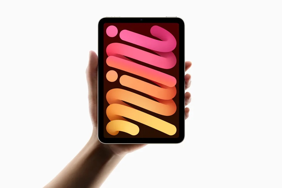 Apple iPad mini 7 (2024) tenu à une main, format 8,3 pouces