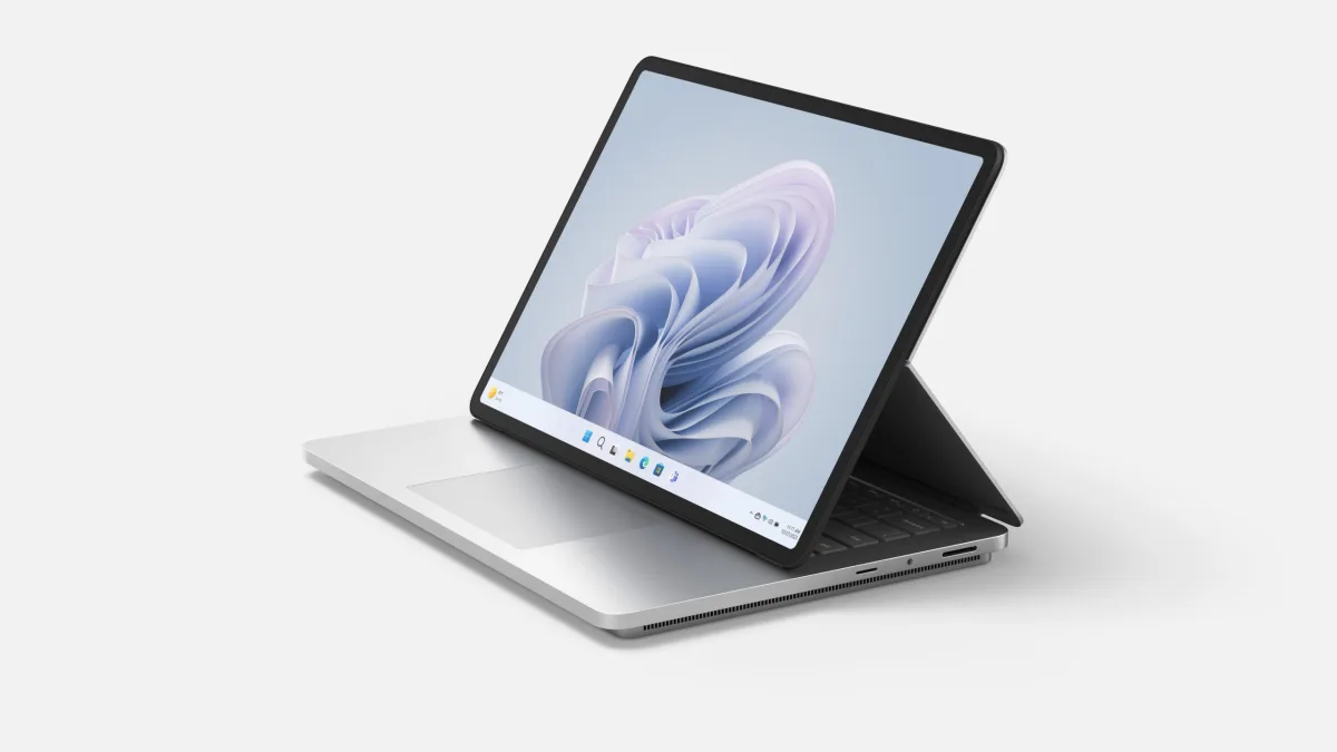 Microsoft Surface Laptop Studio 2 en mode studio incliné avec Surface Pen 2 posé sur l'écran
